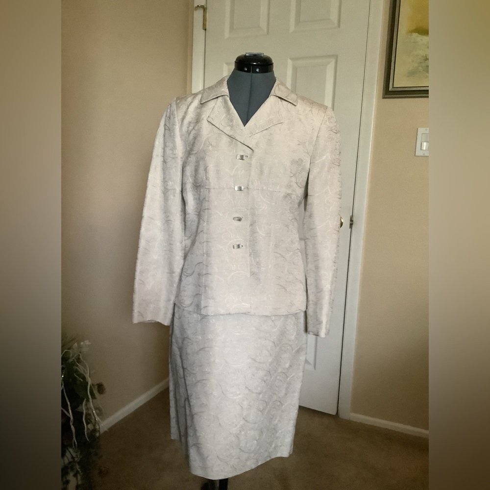 Kasper ALS 2 piece suit. Linen/rayon blend size 6 petite